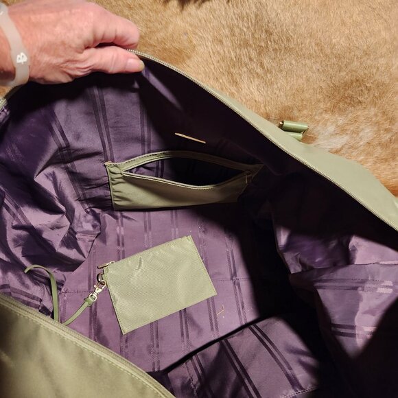 NWT Tumi overnight Duffel Bag Green Nylon With Purple Lining 16.5"x7.5"x11" - Picture 3 of 7
